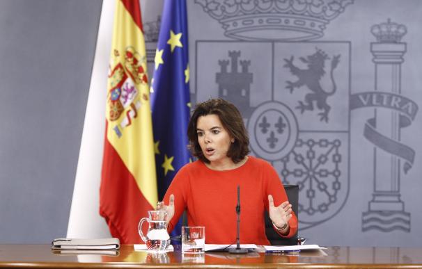 Sáenz de Santamaría avisa de que prorrogar los PGE implicaría congelar pensiones y sueldos públicos