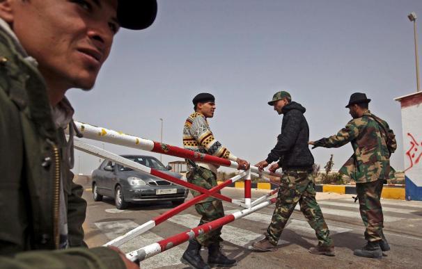 Gadafi para el avance sobre Sirte de los rebeldes, que se repliegan a Ras Lanuf