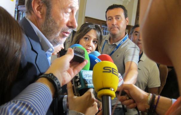 Rubalcaba cree que el acuerdo para la Mesa del Congreso "dificulta" la investidura de Rajoy