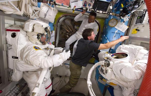 Discovery cierra las escotillas y se despide de la Estación Espacial Internacional