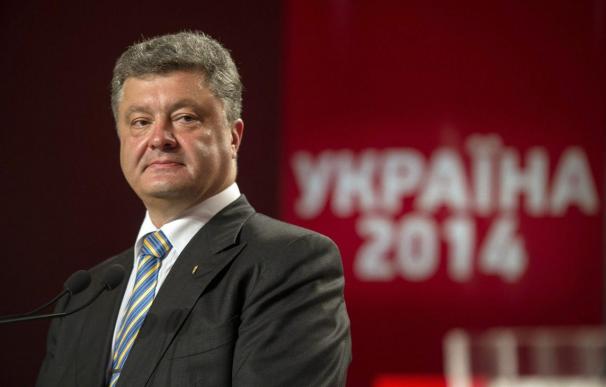 Poroshenko dice que se reunirá con Putin y que continuará la operación contra los rebeldes