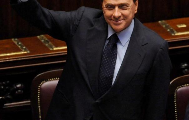Berlusconi comprobará si tiene aún la mayoría y rechaza el voto anticipado