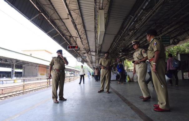 Agentes de policia el pasado día en una estación de tren en la India.