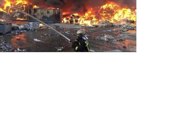 Arde el exterior de una planta de reciclaje de papel en Arganda del Rey