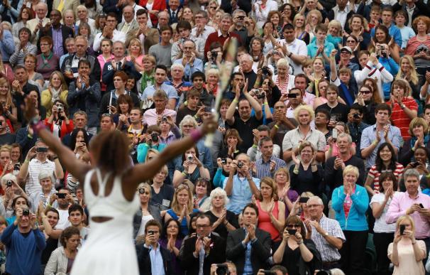 Serena Williams celebra su triunfo en cuartos de final de Wimbledon 2012