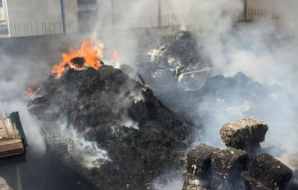 El incendio de la planta de reciclaje de Arganda calcina papel, goma y chatarra en una superficie de 2.000m2