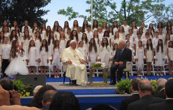 Peres asegura ante el Papa que será un "honor" rezar juntos por la paz: "Ya sea en nuestra casa o en la suya"