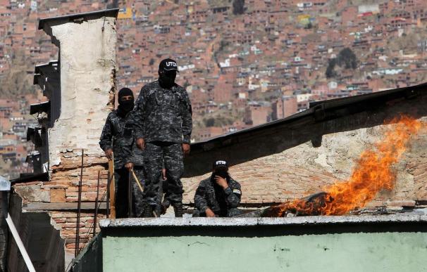 Policías bolivianos de rangos bajos se amotinan para exigir mejores salarios