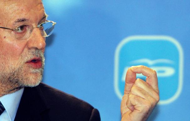 Rajoy ve ridícula la política energética del Gobierno y exige un pacto con las CCAA