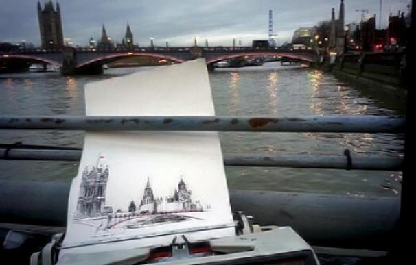 Una artista británica emplea una máquina de escribir como pincel para sus lienzos