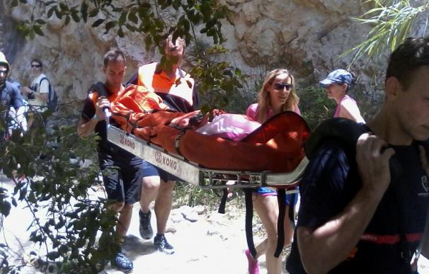 Rescatan a una senderista que sufrió una caída en el río Chíllar de Nerja y no podía caminar