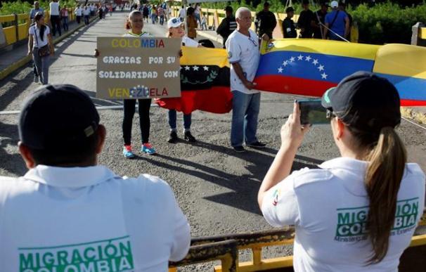 Miles de venezolanos cruzan a Colombia para comprar alimentos y medicinas