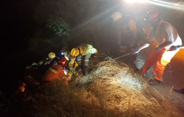 Rescatan a tres personas que habían caído con su coche a un barranco en Villalonga