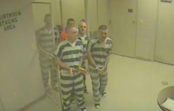 Un grupo de presos escapa del calabozo para salvar la vida de un agente de seguridad