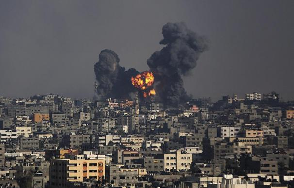Israel bombardea una escuela y varias mezquitas mientras la diplomacia continúa