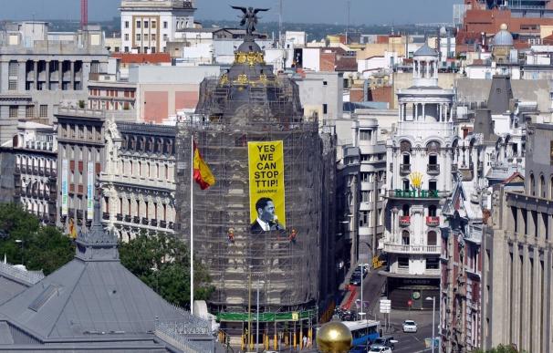 Greenpeace cuelga una pancarta en Metrópolis de Madrid para pedir a Obama que pare el TTIP