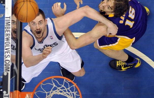 Mavericks y Lakers aprovechan la derrota de Spurs; "Superman" ganó a "Melo"