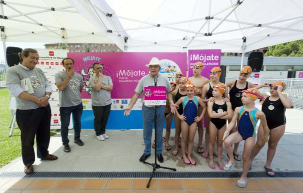Un total de 33 piscinas de la región se suman a 'Mójate por la Esclerósis Múltiple'