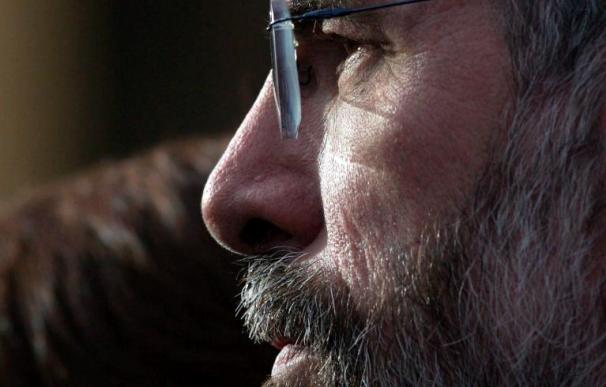 Gerry Adams valora el alto el fuego de ETA y pide al Gobierno español que responda