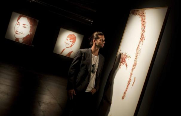 El italiano Lucio Salvatore expone en Brasil retratos con la sangre de sus personajes