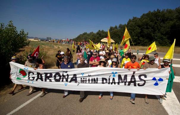 300 Ecologistas marchan hasta Garoña para pedir su cierre inmediato