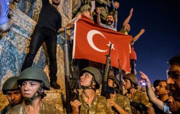 Turquía expulsa a otros 1.400 militares y ordena el cierre de las escuelas del ejército