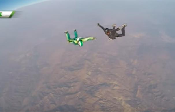Luke Atkins consigue el récord de salto sin paracaídas