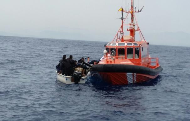 Rescatan a 10 personas de una patera a 7 millas de Santa Pola (Alicante)