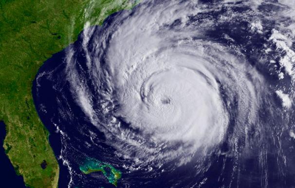 El poderoso huracán "Earl" se aproxima a la costa de Carolina del Norte