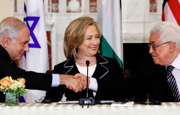 Netanyahu y Abbas se dan la mano ante Clinton