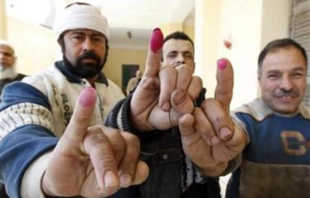 Los egipcios acuden a votar sobre una histórica reforma