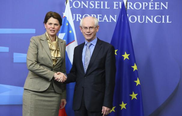 El presidente del Consejo Europeo, Herman Van Rompuy (dcha), posa junto a la primera ministra de Eslovenia, Alenka Bratusek (izda).