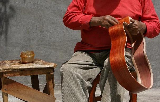 Un "luthier" ecuatoriano elabora guitarras para músicos de todo el mundo