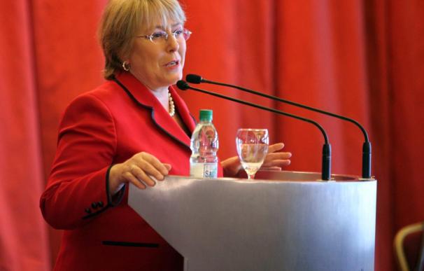 Bachelet dice que la experiencia chilena demuestra que "la memoria histórica es esencial"