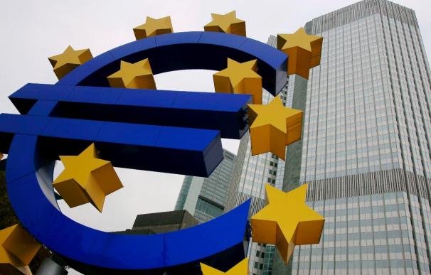 Escultura con el símbolo del euro frente a la sede del Banco Central Europeo (BCE) en Fráncfort del Meno, Alemania.