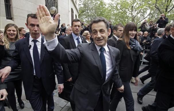 Sarkozy admite la derrota y desea "suerte" a Hollande