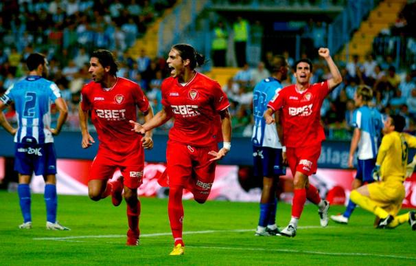 1-2. El Sevilla alivia sus penas en el duelo andaluz