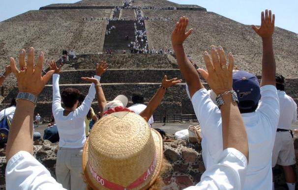 Fervor por Equinoccio pone en riesgo pirámides en México, dice el INAH