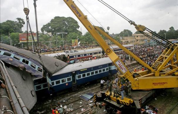 Al menos 35 muertos al incendiarse un tren en el sur de la India