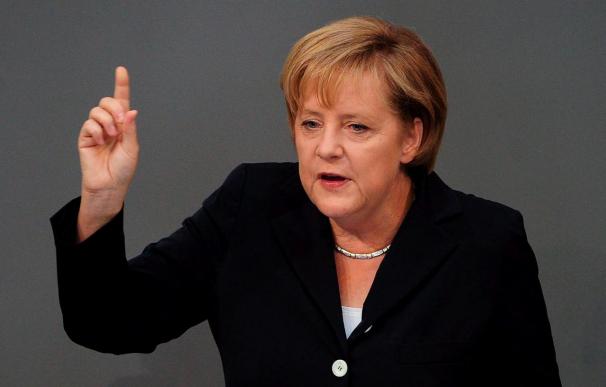Merkel reclama éxitos en la lucha contra la crisis frente a los ataques del SPD