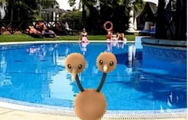 Cinco jóvenes entran en un hotel de Marbella mientras juegan a 'Pokemon Go'