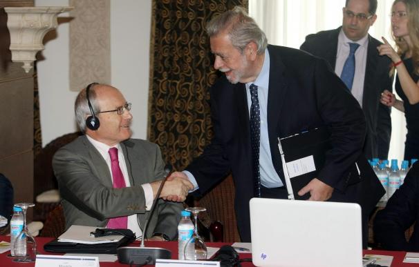 El secretario de Estado de Administraciones Públicas, Antonio Beteta, saluda al ex presidente de la Generalitat, José Montilla.