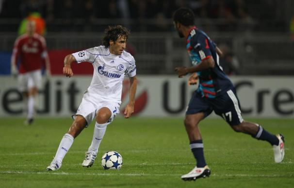 Olympique Lyonnais v FC Schalke 04 - UEFA Champions League
