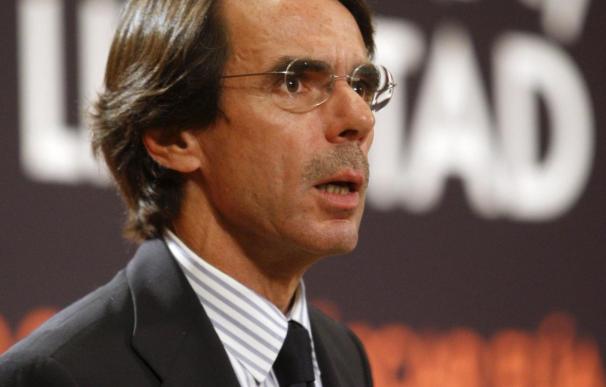 Aznar insta a "unir esfuerzos" en España para salir de esta crisis "cruel"