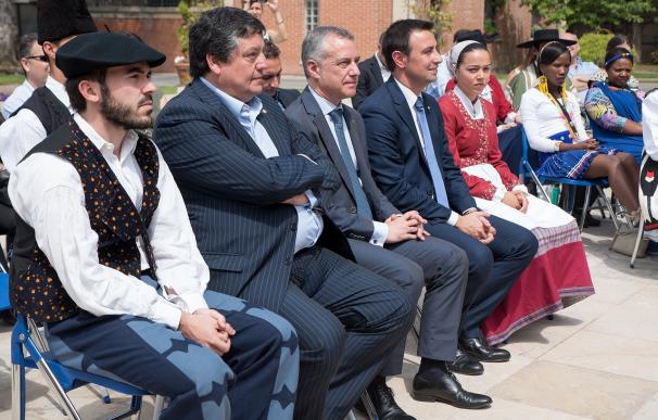 Urkullu recibe a los grupos participantes en el Festival Internacional de Folklore de Portugalete (Bizkaia)