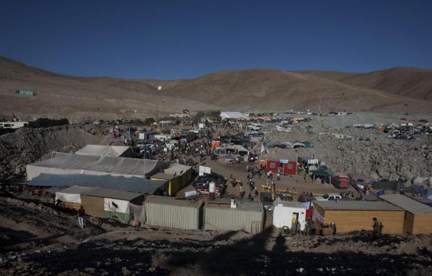 Once de los 33 mineros chilenos continúan con baja médica y apoyo psicológico