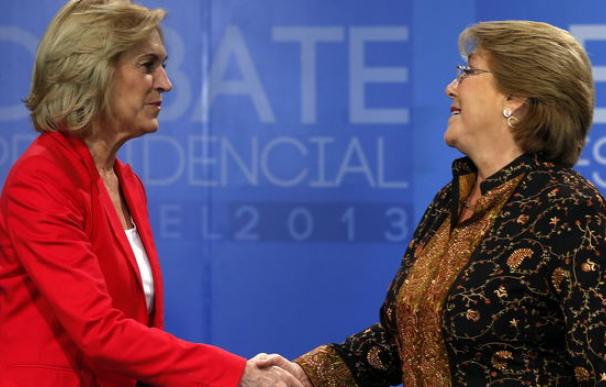 Bachelet denuncia una campaña de terror y Matthei le echa en cara los cambios de opinión