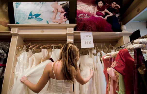 Trajes de novia, a precios de saldo, por una causa solidaria en Vigo