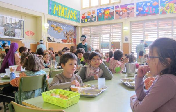 La Comunidad se plantea que los alumnos madrileños puedan comer de 'tupper' en los centros escolares el próximo curso
