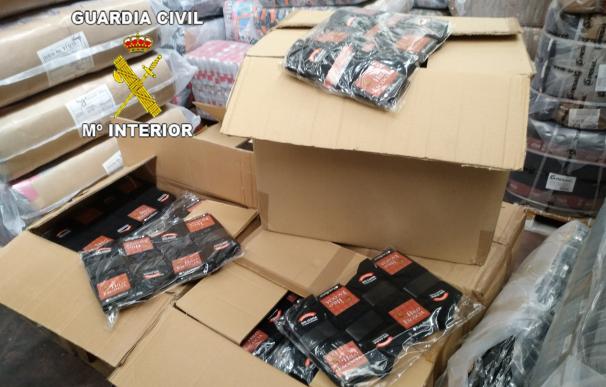 La Guardia Civil incauta más de 4.500 calcetines falsificados de la marca 'Punto Blanco'